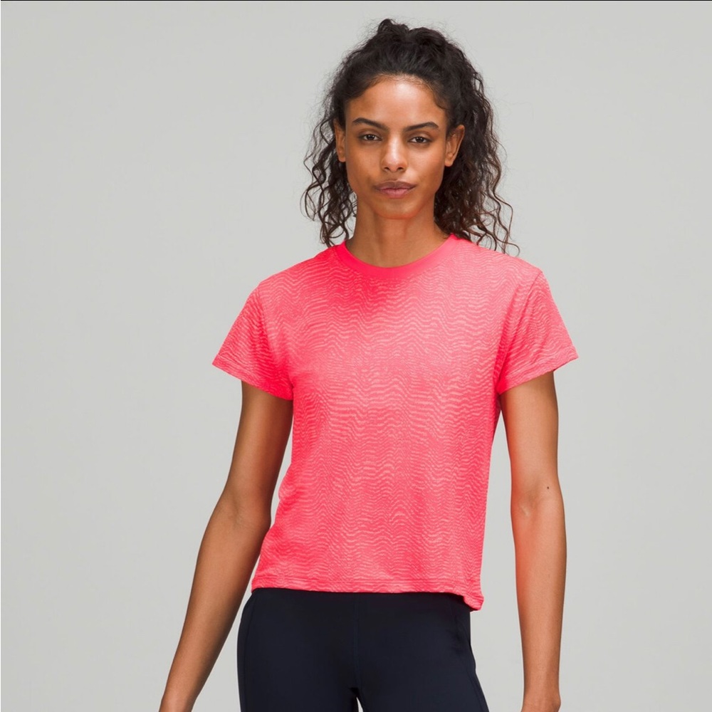 Lululemon Train To Be Tee, size 6